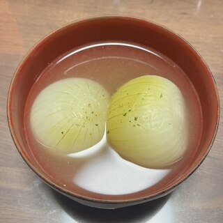 丸ごと玉ねぎのスープ